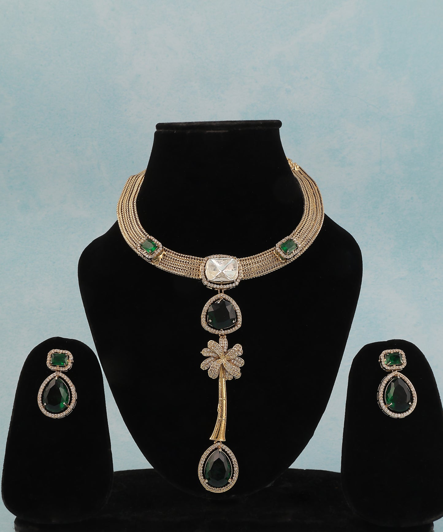Nayab Hasli/Necklace Featuring Emerald Stones