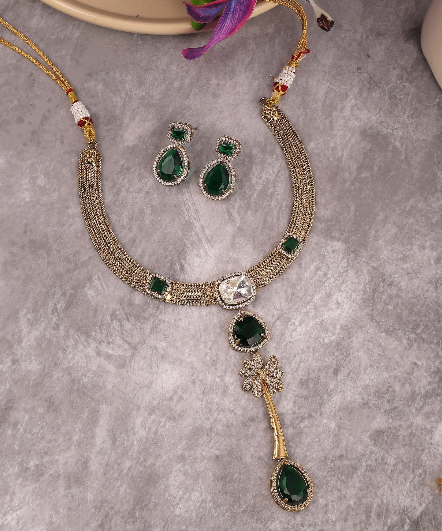 Nayab Hasli/Necklace Featuring Emerald Stones