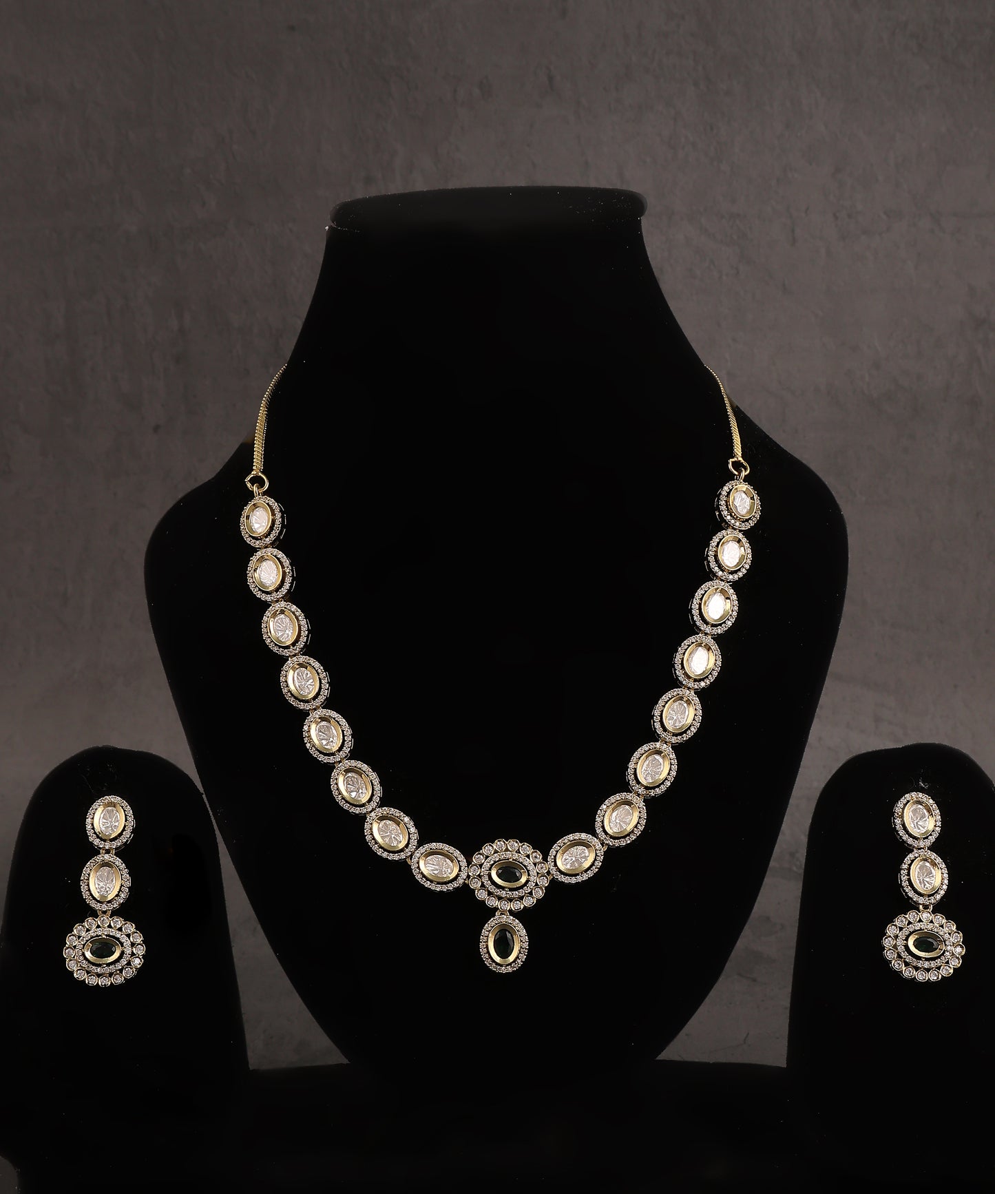 Polki Sleek Necklace With Emerald Stone