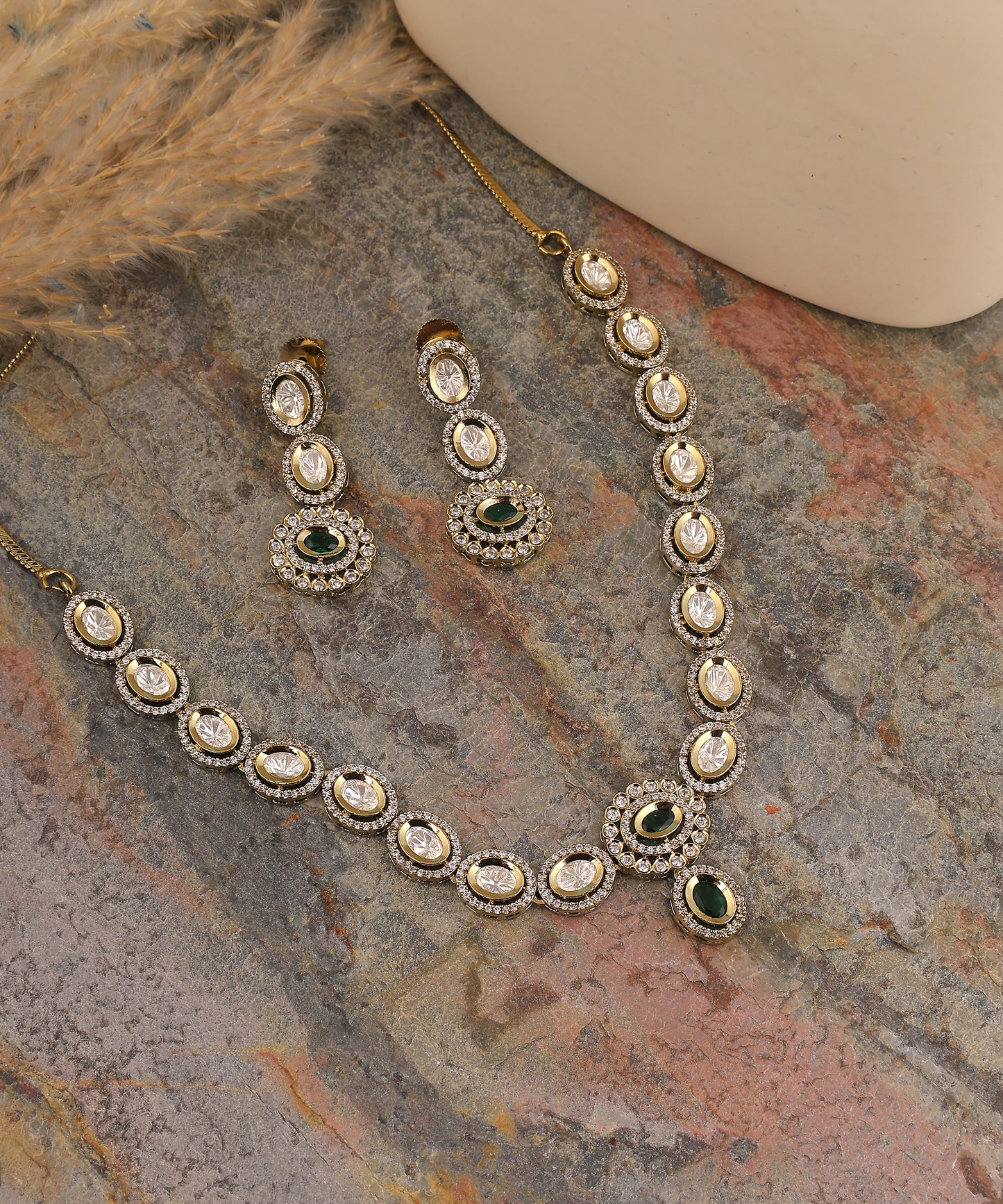 Polki Sleek Necklace With Emerald Stone