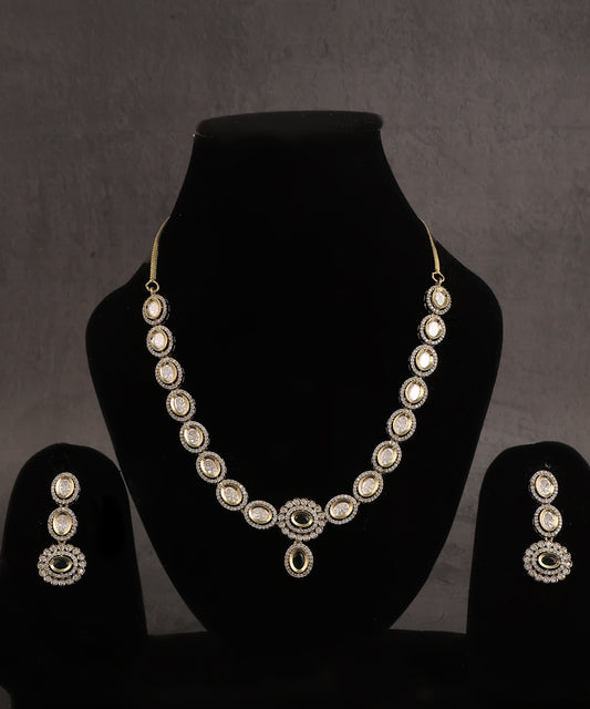 Polki Sleek Necklace With Emerald Stone